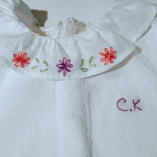BLUSA BEBÉ BORDADA CUELLO E INICIALES