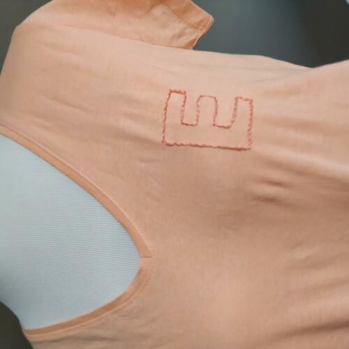 CAMISETA INICIAL bordada a mano PESPUNTE