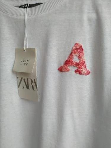CAMISETA CON INICIAL bordadas a mano MOD. MEDIANO