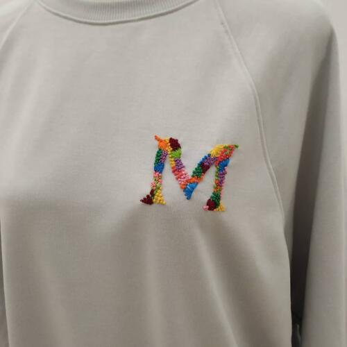 SUDADERA INICIAL BORDADA A MANO MEDIANA