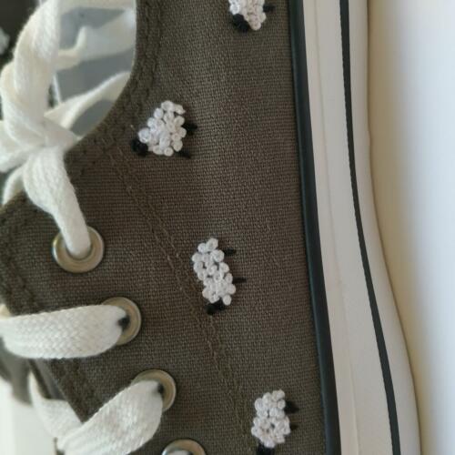 ZAPATILLA GRIS BORDADA A MANO OVEJAS