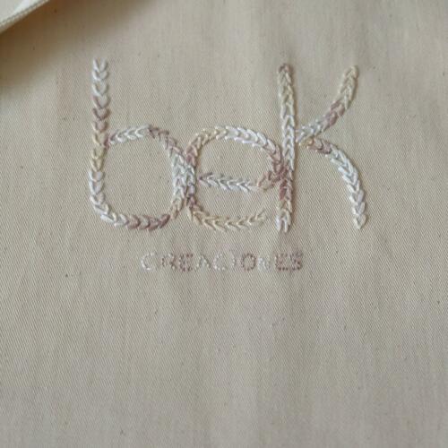 BOLSA de tela BEK bordada a mano detalle.