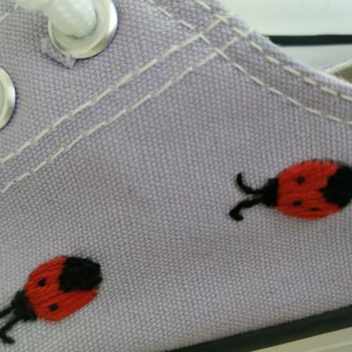ZAPATILLAS LILA bordada a mano MARIQUITAS detalle
